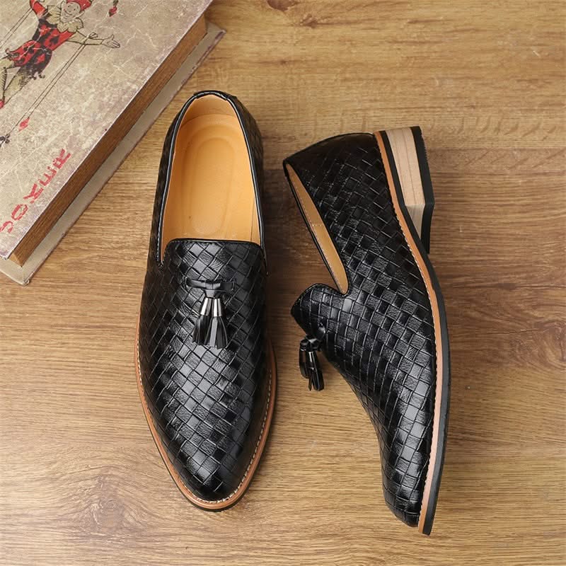 Sophisticated men's dress shoes: Valtieri woven loafers with elegant tassels. Ideal for formal events.
