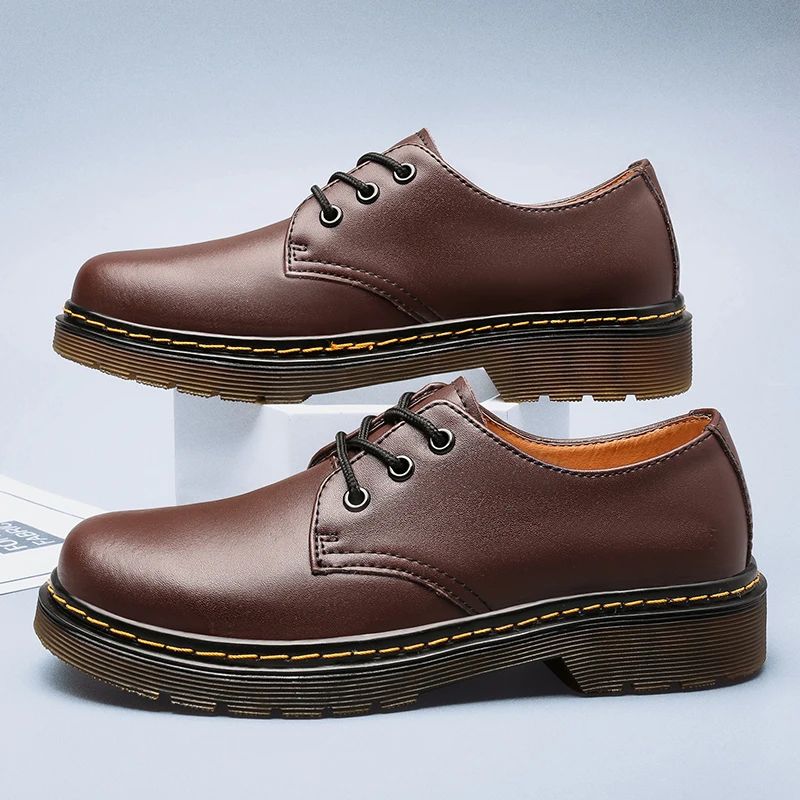 Detailed view of Men's Vario comfort shoes, highlighting versatile design, durable sole, and men's fashion appeal.