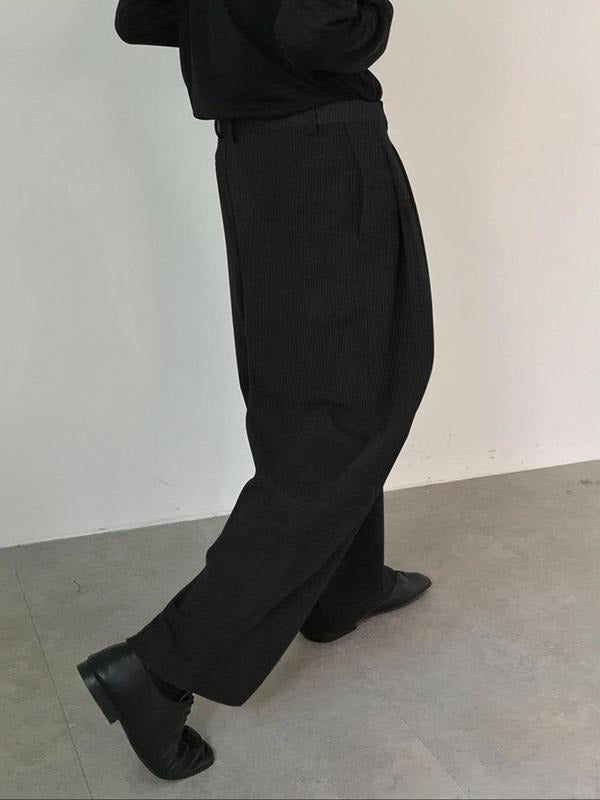 Comfortable men's Verona pleated trousers, offering a sophisticated look for daily wear.