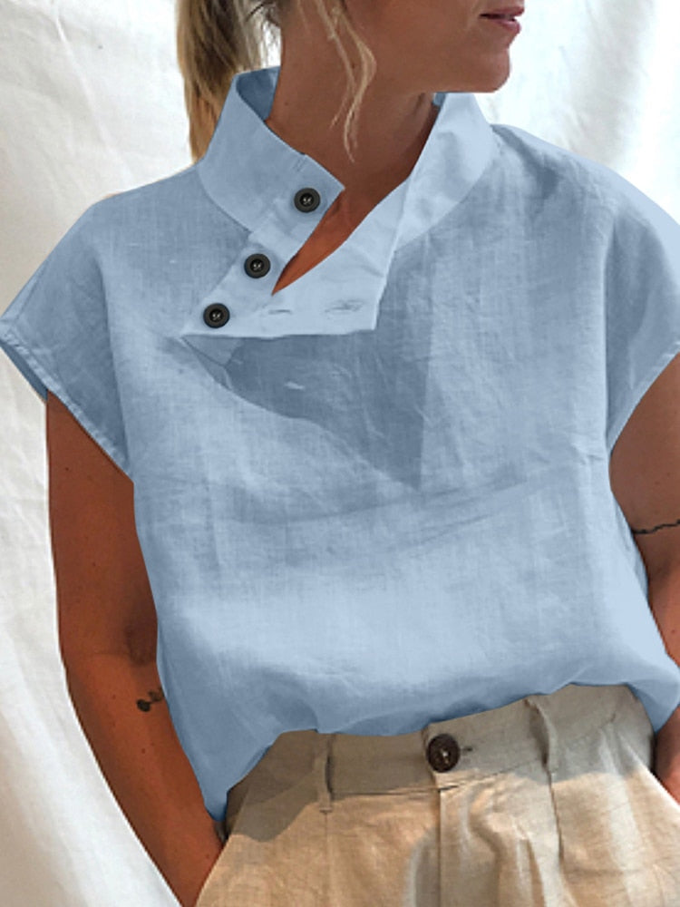 Comfortable men's casual button-up shirt with long sleeves, ideal for versatile everyday spring and summer wear.