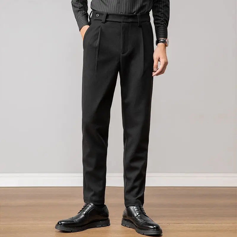 Khaki men's pleated trousers, versatile for work or everyday. Comfortable stretch & wrinkle-resistant.