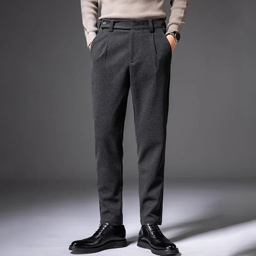 Black pleated men's casual trousers, offering comfort and style. Wrinkle-resistant stretch pants.
