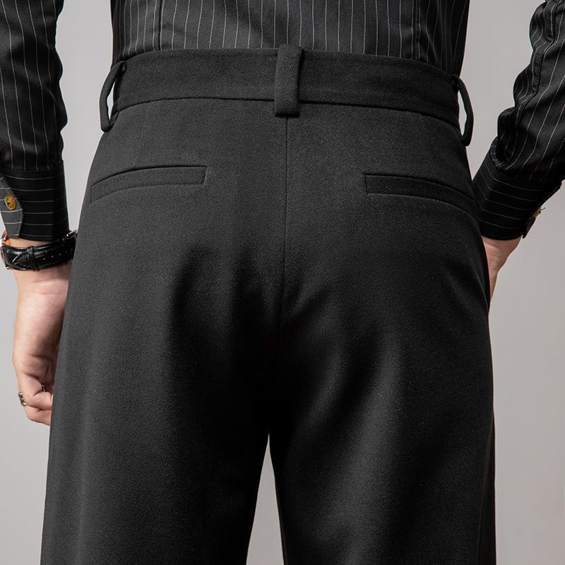 Comfortable gray men's pleated pants, excellent for daily wear. Wrinkle-resistant and stretchable.