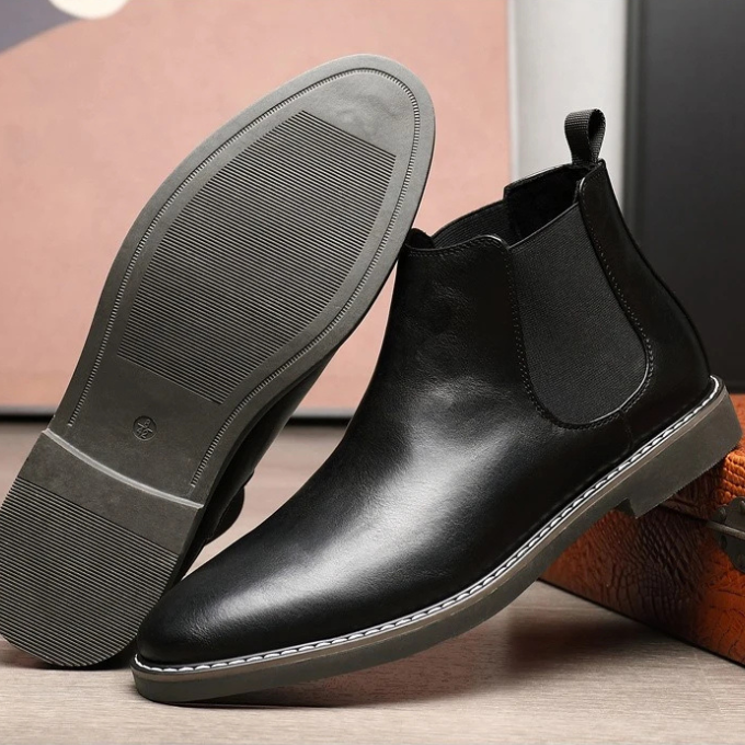 Everyday men's casual boots, versatile slip-on Chelsea design for any occasion.