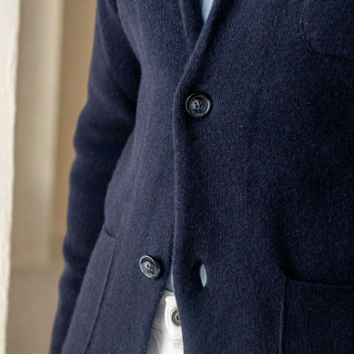 Men's versatile jacket blazer for a tailored look, featuring smart patch pockets, perfect for business or leisure.