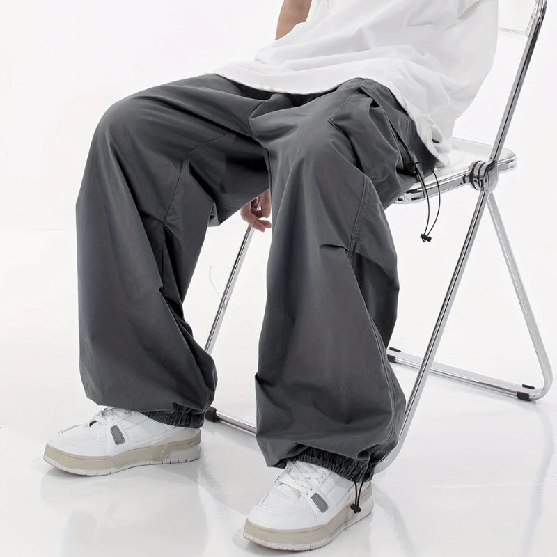 Men's fashion wide-leg cargo pants for urban style, combining comfort and utility.