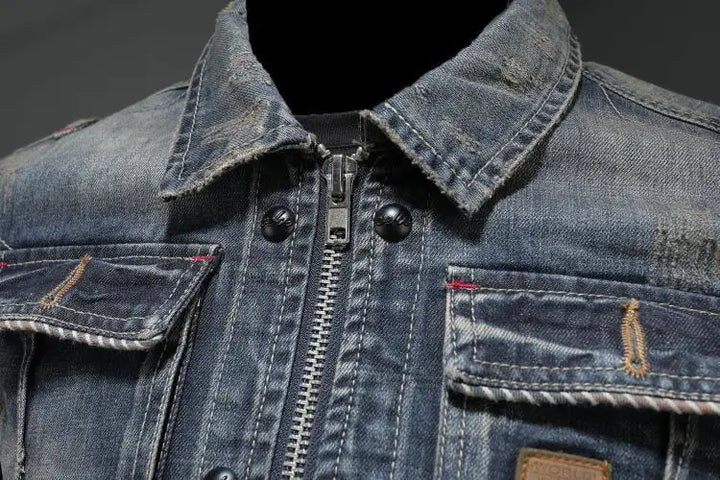 Stylish men's vintage denim jacket, perfect for a casual retro look. Essential transitional outerwear.