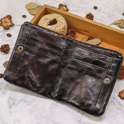 Slim men's bifold leather wallet with snap closure, ideal for everyday carry. Vintage design.