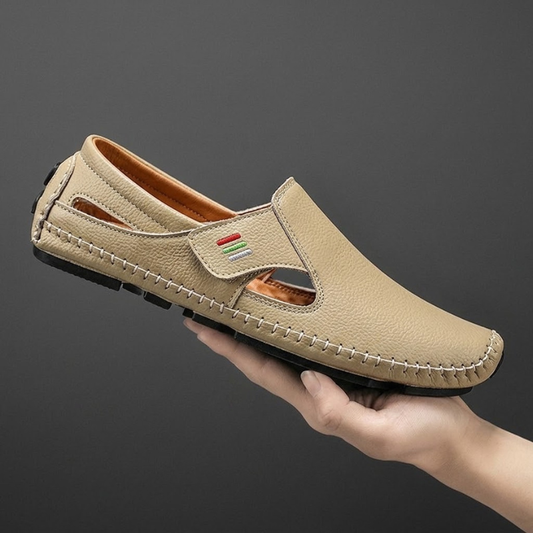 Men's walking sandals with adjustable comfort strap, ideal for everyday wear.