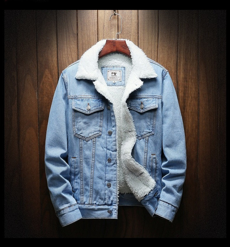 Durable men's retro denim jacket, fleece-lined. Warm outerwear for casual wear, blending style & comfort.