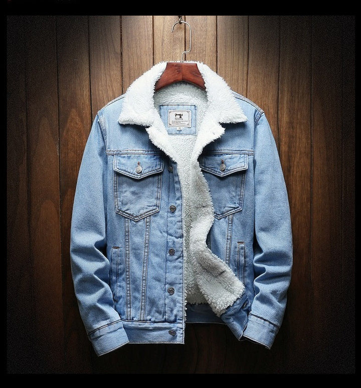 Durable men's retro denim jacket, fleece-lined. Warm outerwear for casual wear, blending style & comfort.