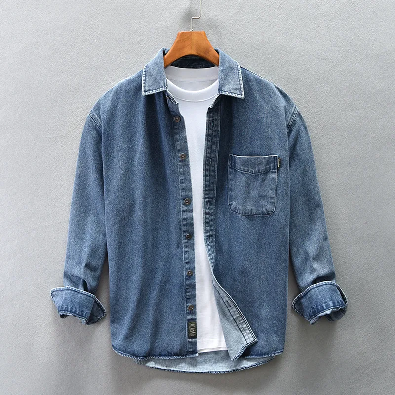 Men's washed button-up shirt in a relaxed fit, perfect for casual wear. Features long sleeves and a chest pocket.