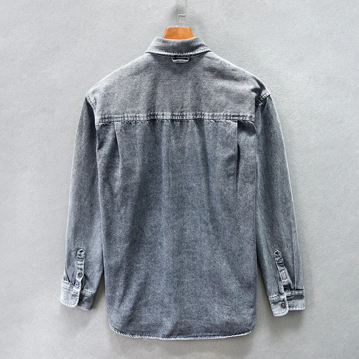 Casual men's washed button-up shirt with a relaxed fit and long sleeves, great for relaxed everyday style.