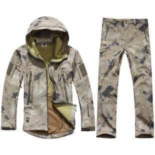 Functional men's tactical softshell jacket for all-weather hunting and outdoor use