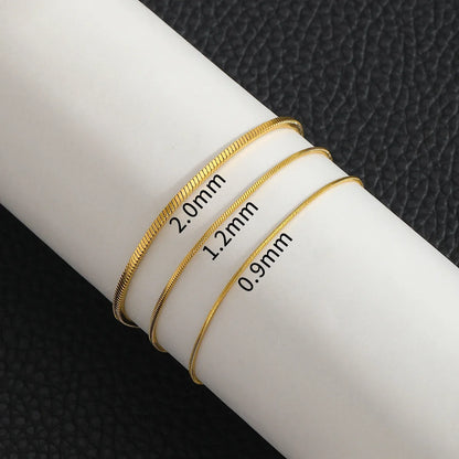 Versatile unisex chain bracelet made of durable stainless steel, a minimalist accessory for everyday style.