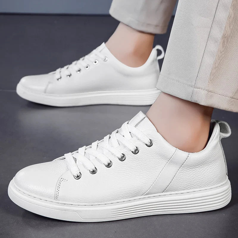 Blue men's casual sneakers, cushioned for comfort. Modern aesthetic and versatile everyday shoes.