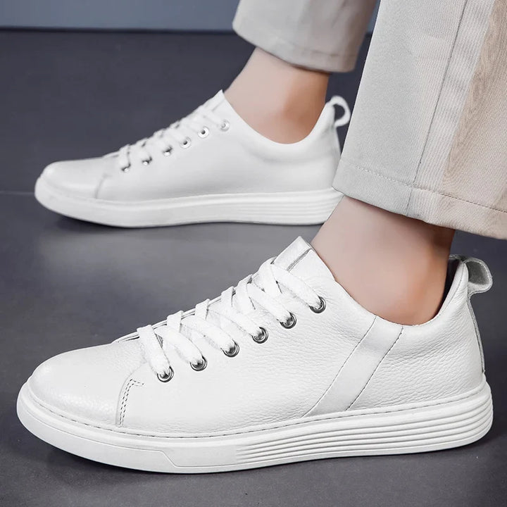 Blue men's casual sneakers, cushioned for comfort. Modern aesthetic and versatile everyday shoes.