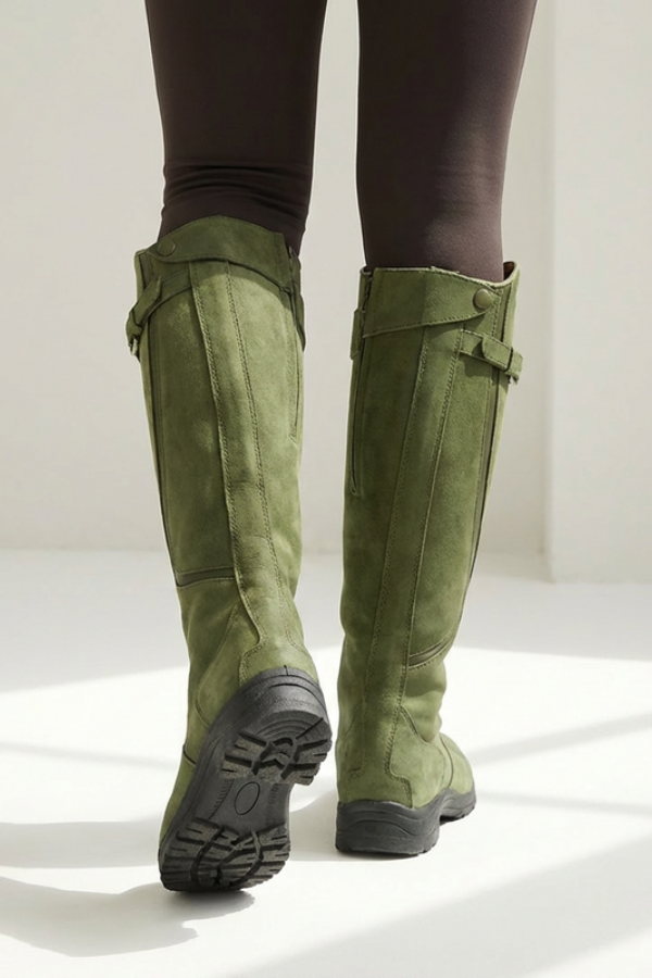 Elegant knee-high women's boots, versatile for fall & winter, offering a stable and comfortable sole.