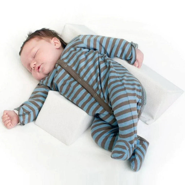 Baby sleeper wedge, a safe infant positioner for newborns; essential for secure and cozy sleep.