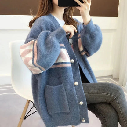 Stylish women's oversized sweater, plus size, cozy knit, great for fall fashion.
