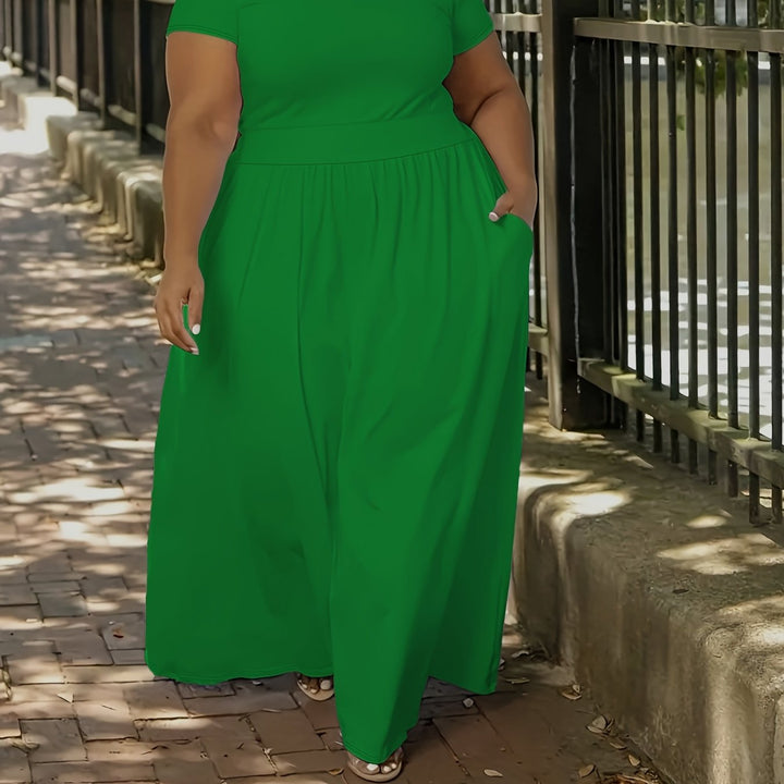 Comfortable plus size flowy maxi dress, short sleeve, ideal for women's summer parties.
