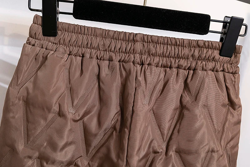 Sporty women's thermal joggers, plus size design for cold weather casual comfort.