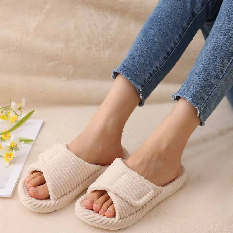 Women's non-slip plush slides, adjustable for a secure & comfortable fit, ideal for indoor/outdoor activities.