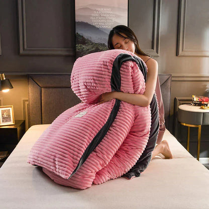 Velvety soft fleece duvet cover, ideal for a comfortable and warm sleeping experience.