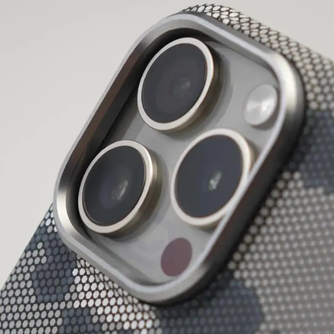 Protective iPhone cover featuring a carbon fiber texture and modern camouflage design.