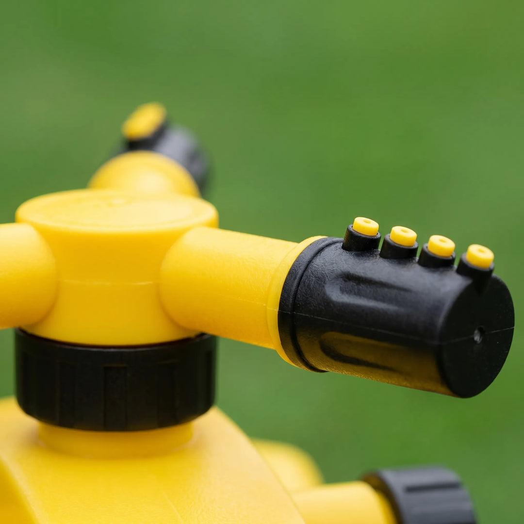 Evenly waters your lawn and garden with this rotating outdoor irrigation sprinkler sprayer.