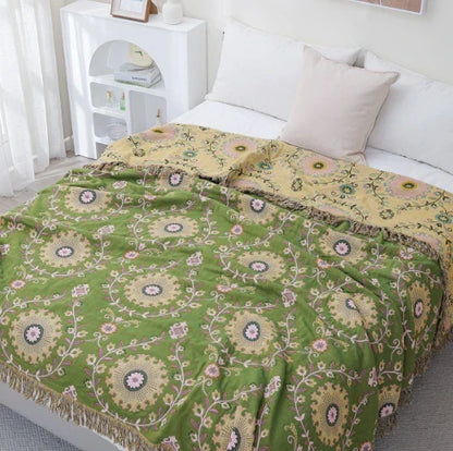 Soft cotton Scandinavian bird blanket, reversible decorative throw, perfect for cozy nordic living.