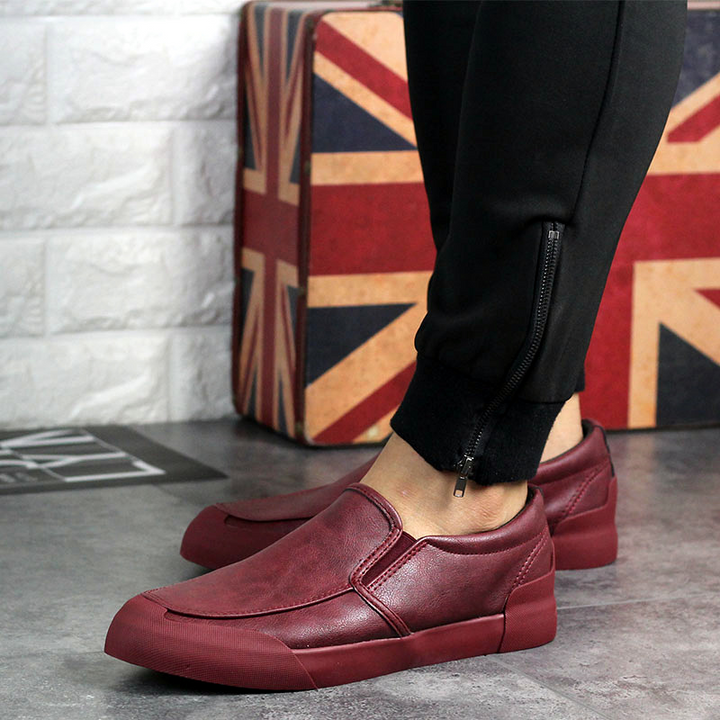 Durable men's slip-on Chelsea sneakers, built for everyday comfort, modern style, and easy wear.