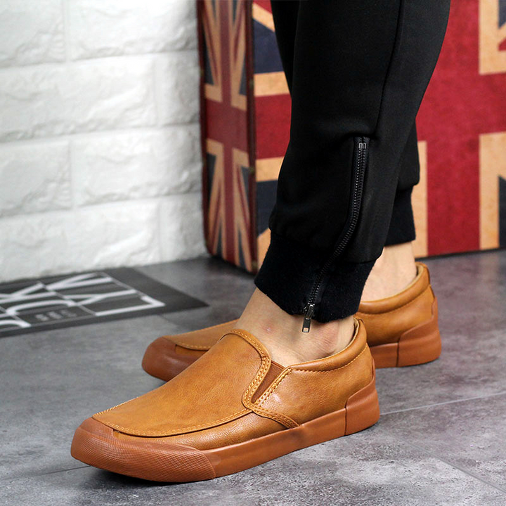 Versatile men's slip-on Chelsea sneakers, perfect for easy everyday wear and casual comfort.
