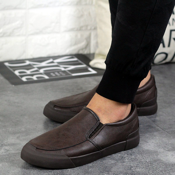 Durable men's Chelsea slip-on sneakers with a sleek design, ideal for streetwear and casual looks.