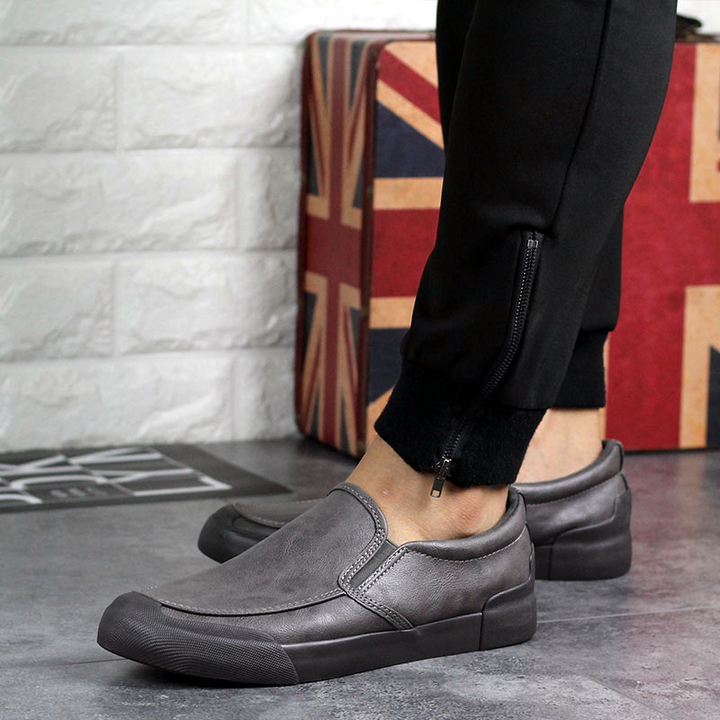 Comfortable men's slip-on sneakers with Chelsea boot design, perfect for versatile, easy wear.