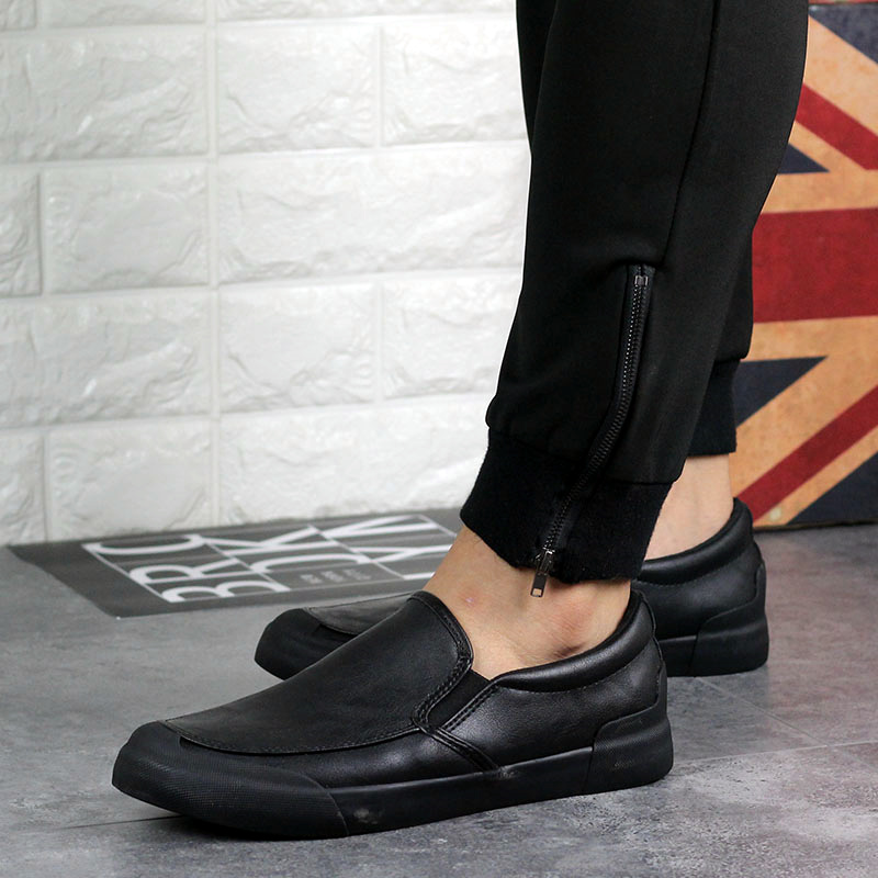 Casual yet elegant men's Chelsea slip-on sneakers, providing a sleek look and comfortable fit.