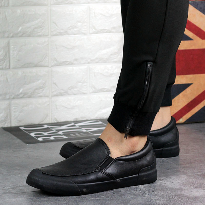 Casual yet elegant men's Chelsea slip-on sneakers, providing a sleek look and comfortable fit.