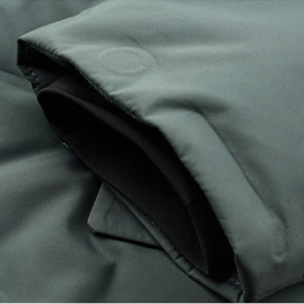 Protect yourself with this men's windproof, waterproof urban jacket. Sleek, weather-ready for fall/winter.