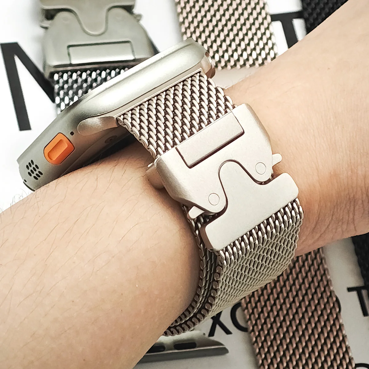 Unisex metal Apple Watch band, high-quality stainless steel for a durable and stylish look. Long-lasting watch strap.