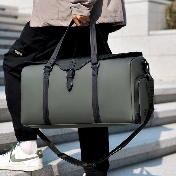 Sophisticated unisex duffle bag, a stylish and practical travel companion for any short trip or gym visit.