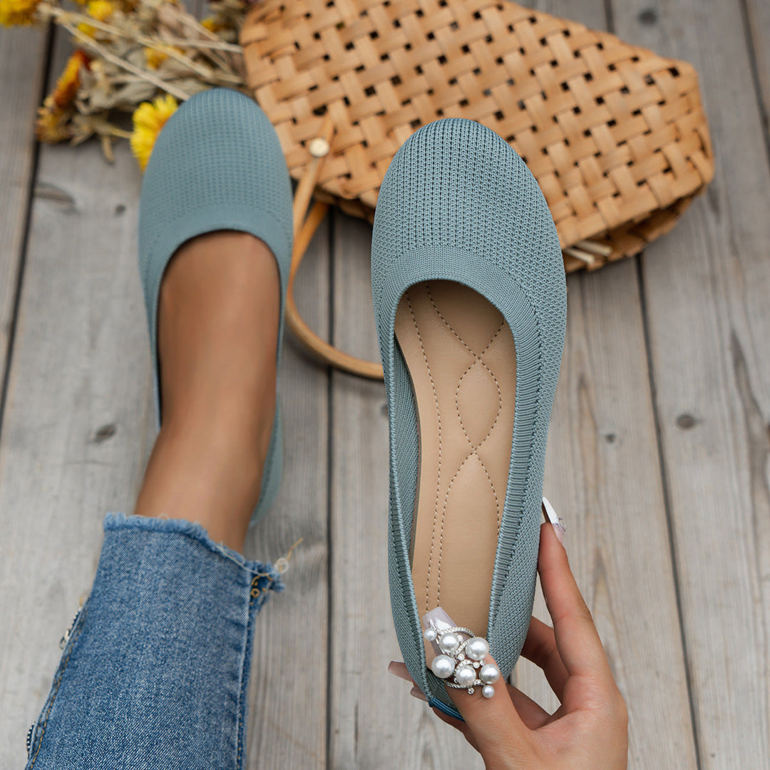 Woman wearing black orthopedic ballerinas, stylish comfort flats for comfortable all-day standing.