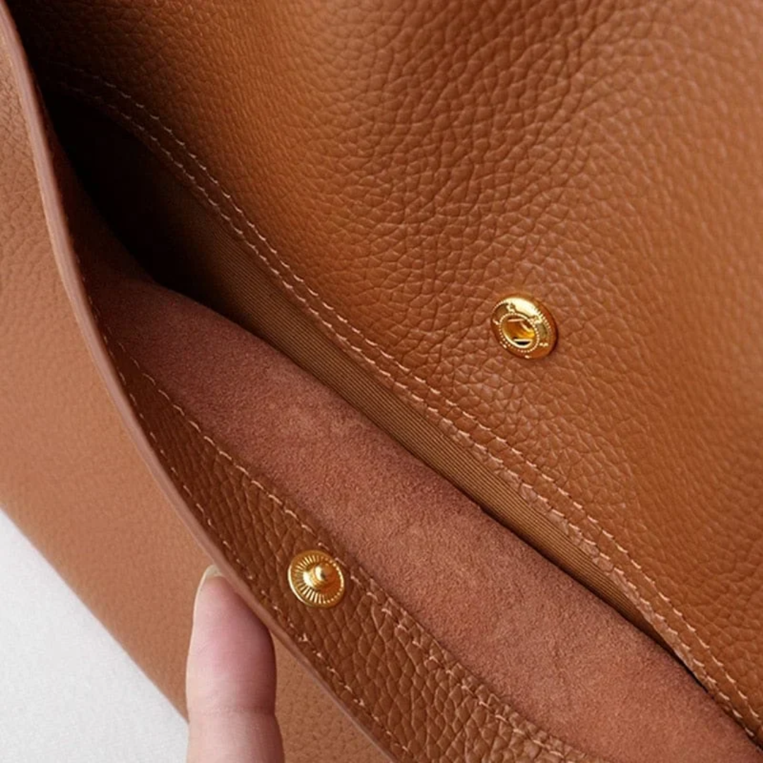 Elegant green large capacity leather handbag, a stylish and practical shoulder bag.