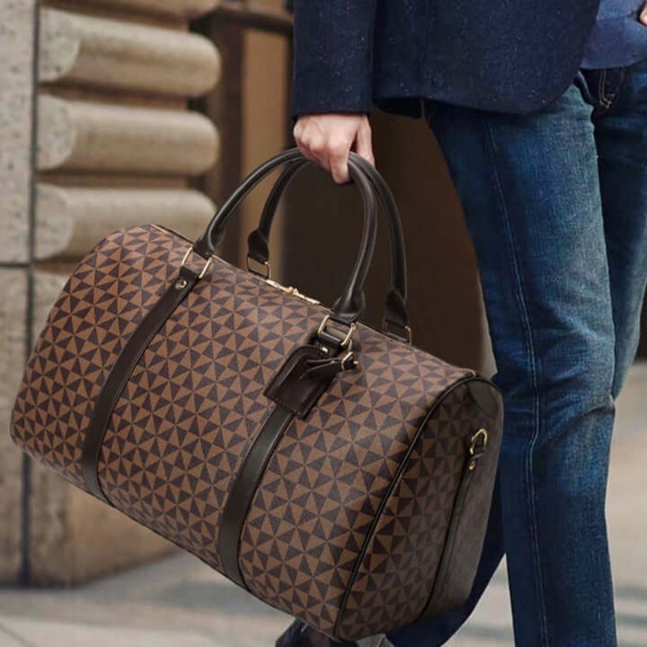 Black premium travel duffle bag. Unisex, versatile & stylish carry-on, ideal for gym or weekend trips.