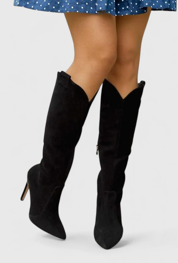Elegant women's orthopedic boots with supportive design for chic everyday wear. Pointed toe.