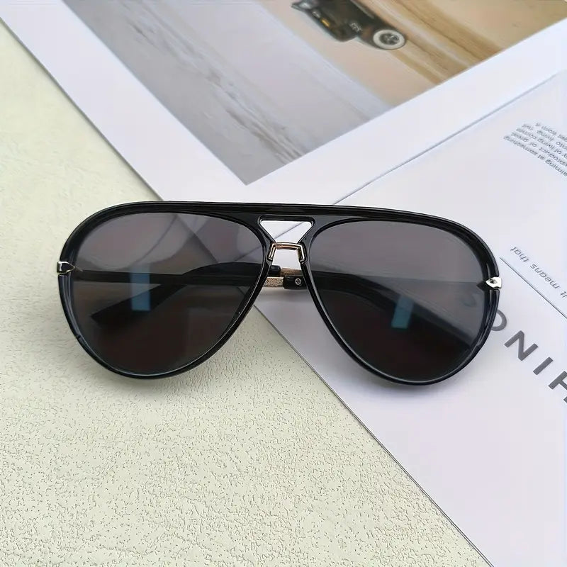 Chic women's oversized aviator sunglasses with a metal frame, ideal for summer fashion.