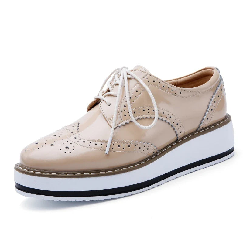 Classic women's oxford platform shoes, blending timeless style with modern comfort. Great for everyday wear.