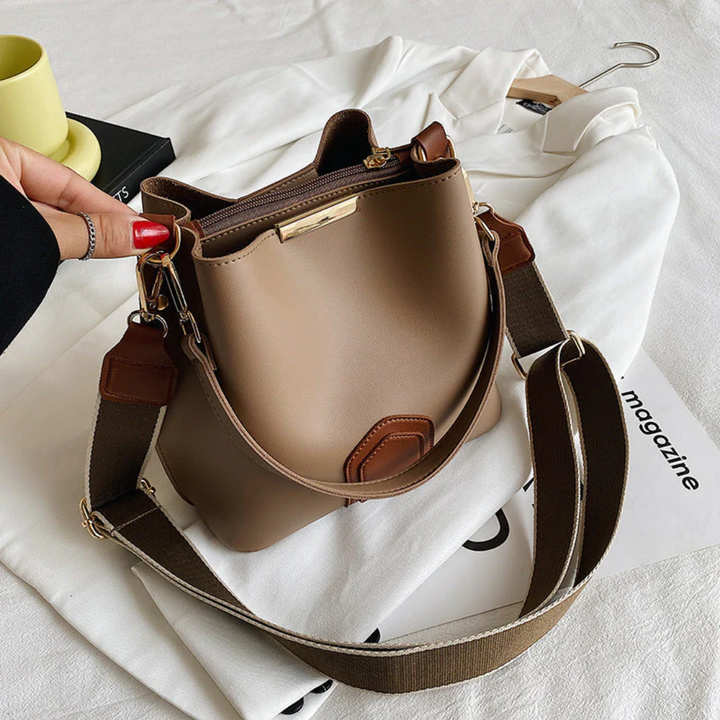 Fashionable women's daily leather shoulder bag, a sophisticated accessory with a secure clip closure.