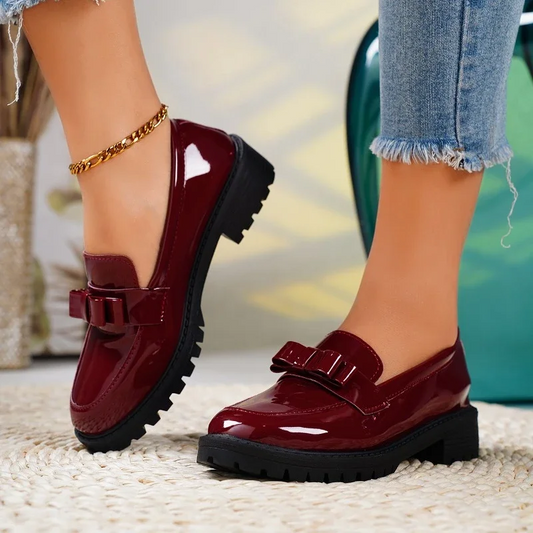 Stylish women's slip-on loafers with chunky sole and elegant bow detail, perfect for versatile fashion.