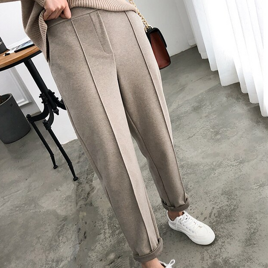 Stylish women's thickened casual pants, ideal for ultimate warmth and comfort in cool winter weather.