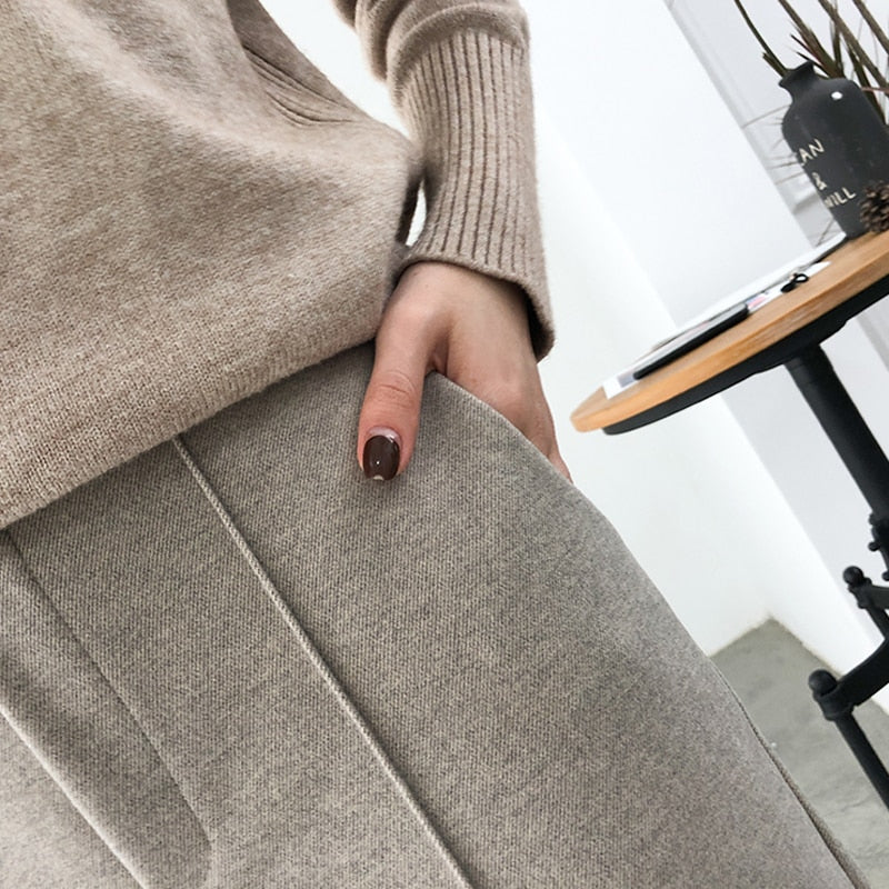 Thickened women's winter pants, offering superior warmth and a stylish, relaxed fit for cold days.